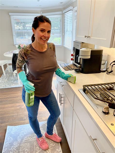 Hmmm mmm hmmm🎵, just cleaning my kitchen like a good mom : u