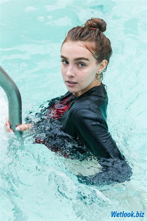 Wetlook sexy girl in office clothes swimming in Pool : r/WetGirlsWetlook