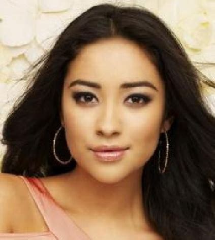 pretty  liars emily hairstyles