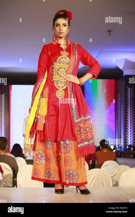 Dhaka, Bangladesh. 3rd Apr, 2017. Bangladeshi model displays cloths