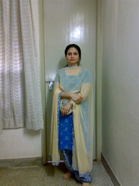 New Desi Photos: auntia ho to aisi