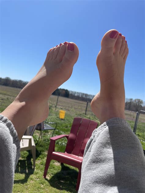 sunshine feet. anyone available to help with sunscreen? | Scrolller