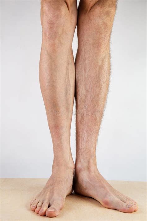 Homem De Cultivos Com Pernas Raspadas E Peludas Foto de Stock - Imagem