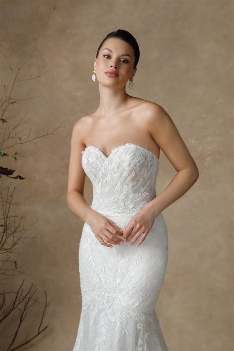 Giza: Strapless Wedding Dress with Unlined Bodice and Sweetheart Neck