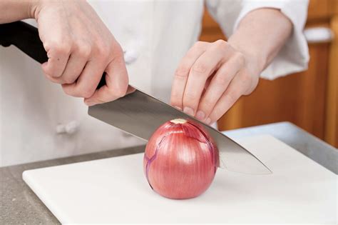 how do i cut onions without crying 8