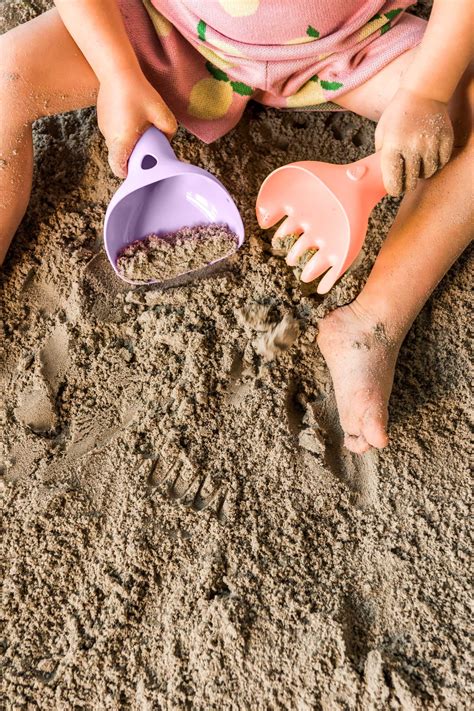 Quut Raki – 2-in-1 Kids Rake & Scoop for Beach, Garden & Sensory Play