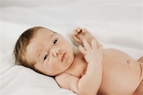 Foto de stock gratuita sobre acostado, bebé, cabello corto, cuerpo