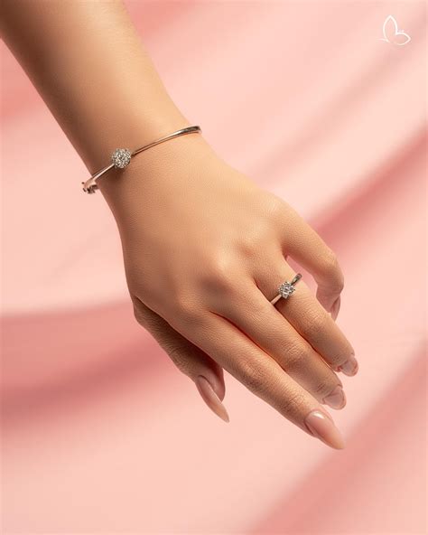 5 Gaya Model Gelang Berlian Wanita yang Bikin OOTD Kamu Makin Cling