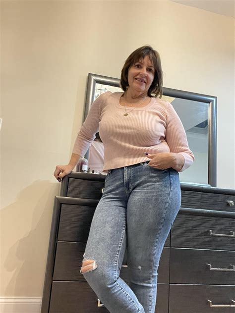 Being thick and busty is the new sexy : r/CougarsForCubs