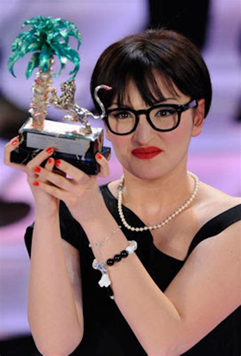 Arisa, la foto nuda per lanciare il nuovo album: "Morbida felicità"