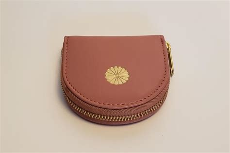 皇居の財布｜売店のお土産、菊の御紋入り牛革財布が安くてかわいい！ | KANAMARI（かなまり）