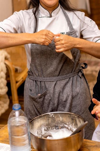 Premium Photo | Pastry chef preparing a piping bag