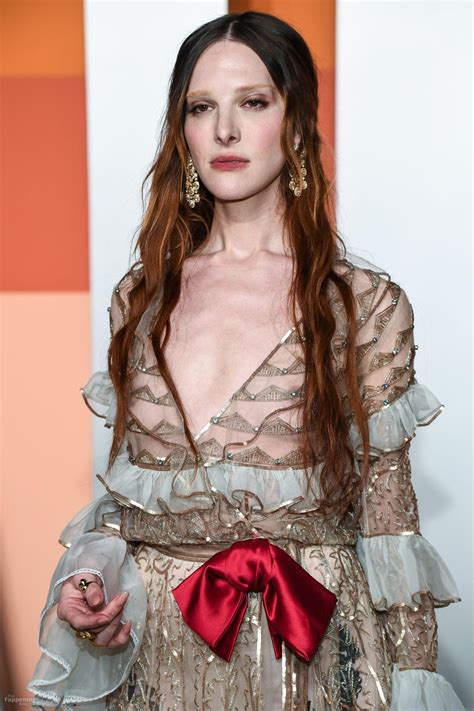 Hari Nef Shows Off Her Nude Tits at the Vanity Fair Oscar Party