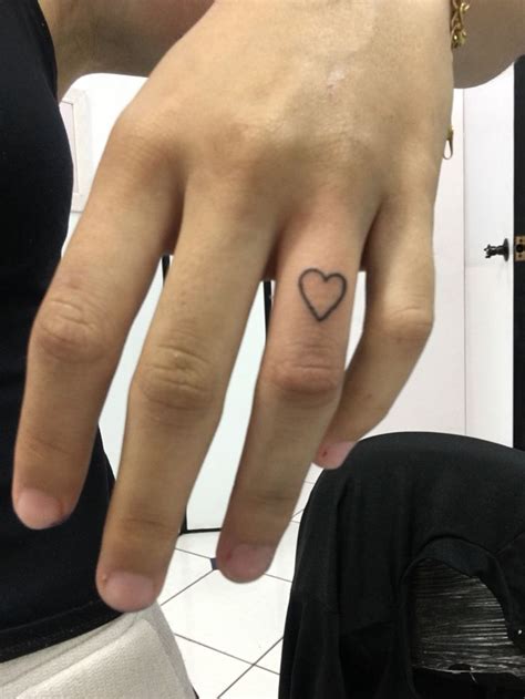 Coração No Dedo Tattoo - coração feminino no dedo em 2025 | Tatuagem de coração no dedo ...