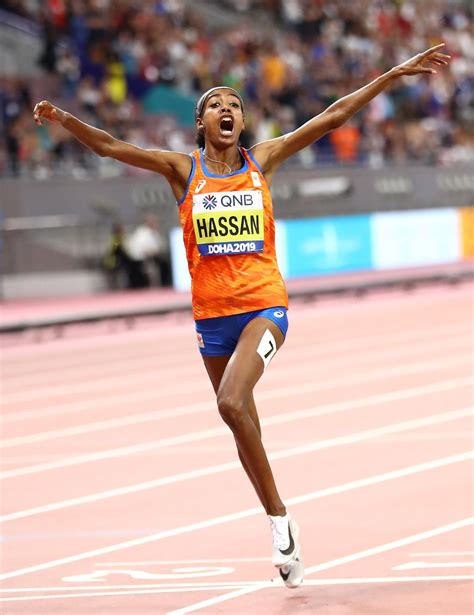 Marathoner Sifan Hassan Accepted Her Gold Medal in a Hijab - LetsRun.com