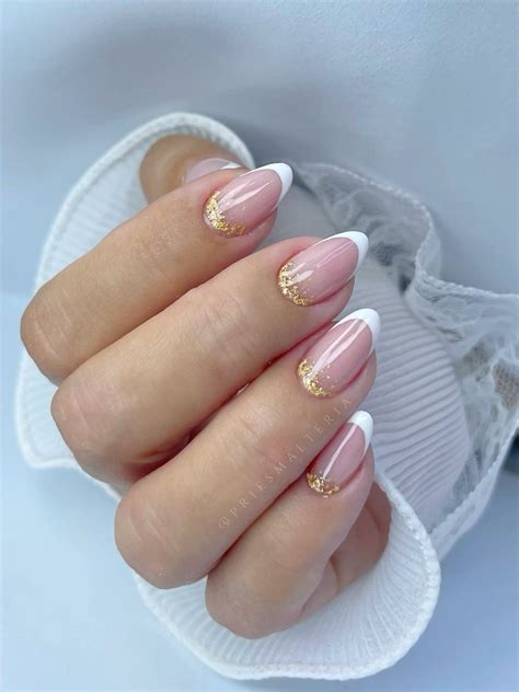 Unha Amendoada Francesinha Com Glitter - Unha almond com francesa | Francesinha reversa com glitter, Unha ...
