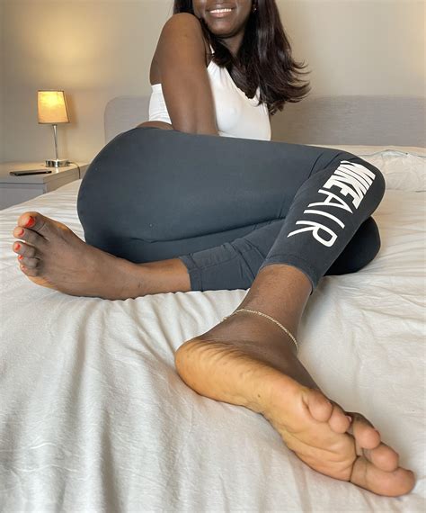 I know you can’t resist them… : r/ebonyfeet