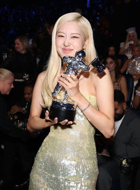 Audience Shows Indifference as Rosé Sets VMAs Record, Even Colleagues
