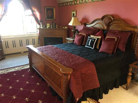 Rose Red Room – Thornewood Castle