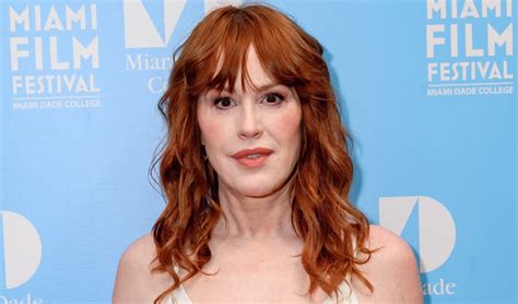 molly ringwald steps   rare red carpet appearance