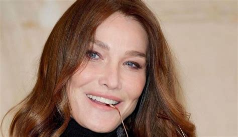 Carla Bruni a Sanremo 2023, la curiosità sull’abito di Versace: marito ...