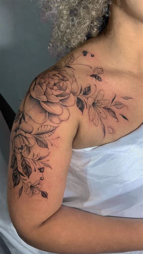 Tatuagem Floral Tatuagem Feminina No Ombro E Braço - Floral no ombro | Shoulder cap tattoos for women feminine, Shoulder ...