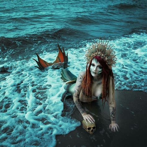 Pin by Karinette Krakinette on Les sirènes | Dark mermaid, Mermaid art ...