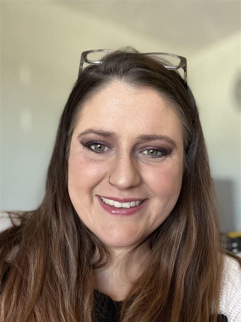 What am I doing wrong? Eye make up makes me look old (I’m 35) : r