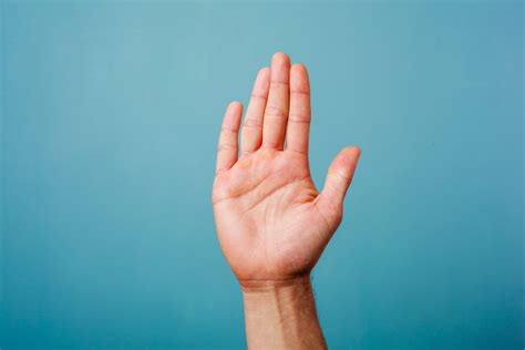 La Main Gauche Qui Gratte : Devons-Nous Croire À La Superstition