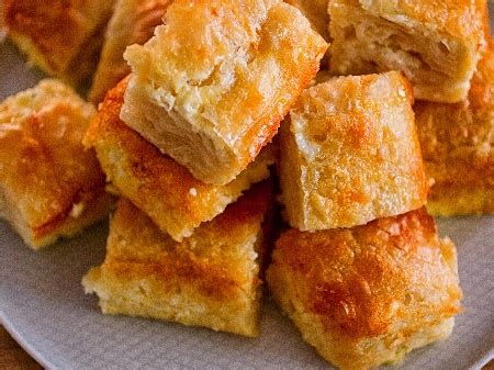 Баница с готови кори, газирана вода, сирене и кашкавал