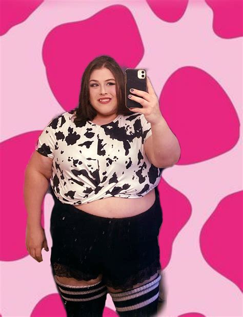 Hungry hungry cow! Come feed this little heifer 🍕 🍔 🍟 : r/bbwbellybuttons