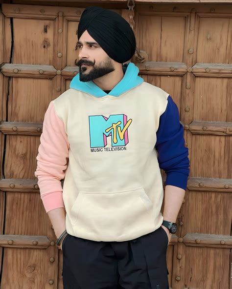 Gurneet Dosanjh | pagg kive lagdi ..? costume @talwinder_singhofficial