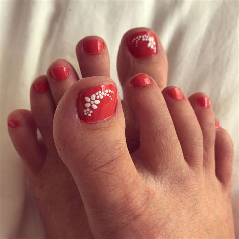 flower nail designs on toes