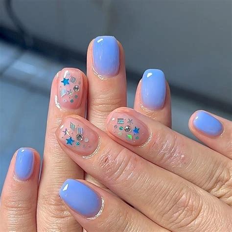 Ставим лайк: 8 самых красивых голубых маникюров на короткие ногти | theGirl