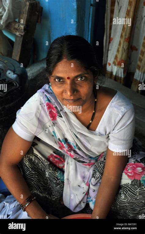 Woman at the Dhoby Ghat, Mumbai Stock Photo - Alamy