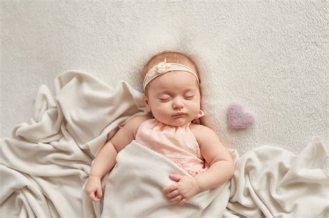 Bebe 3 Meses Dorme Muito - Bebé durmiendo 3 meses en una luz | Foto Premium