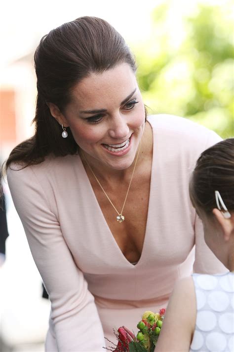 There's a sliver of her bra! The scandal! | Kate middleton photos