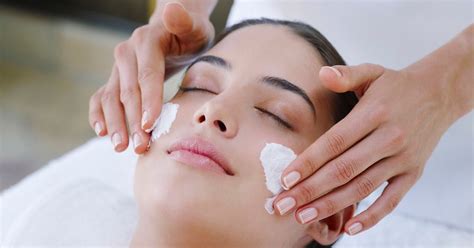 melakukan facial wajah tips merawat wajah