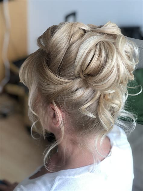 Hairstyles for mother of the groom are trending this wedding season 7