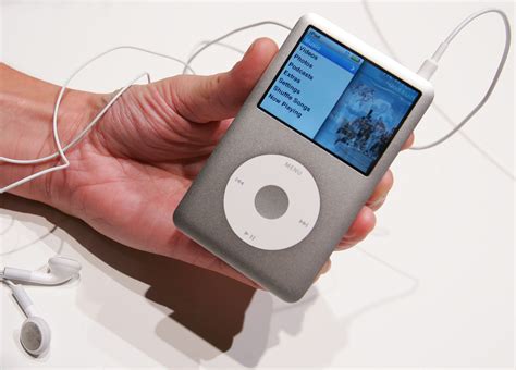 apple discontinues making  ipod spin