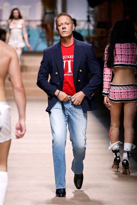 Rocco Siffredi sfila a Milano (ma non sfila i jeans) | Vanity Fair Italia