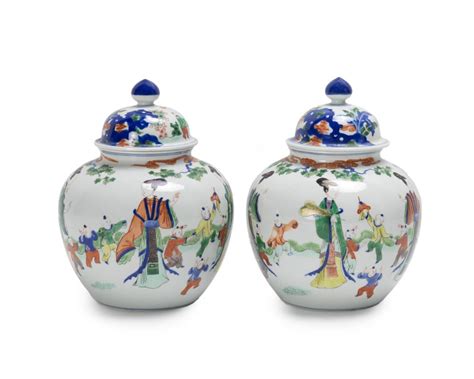 Lot - A pair of Chinese lidded jars