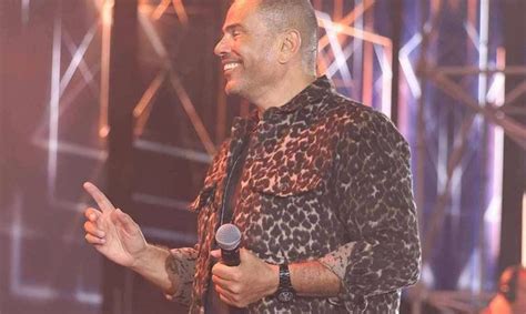 Amr Diab Shines at Dubai International Stadium | Sada Elbalad