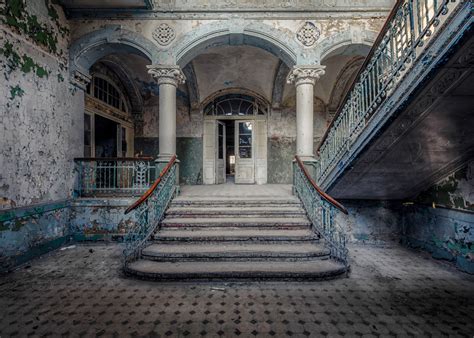 18 Immersive Photo Essay Examples & Tips 