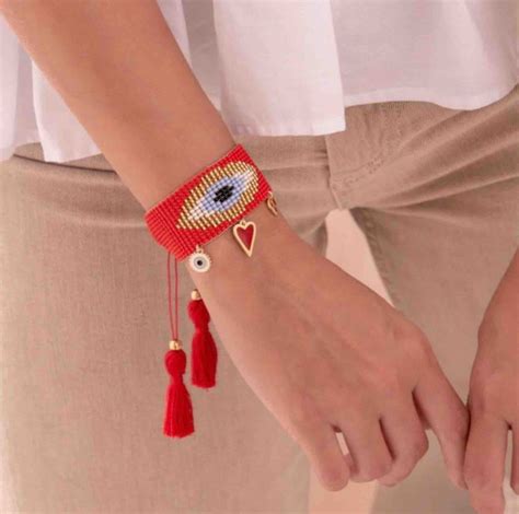 ¿Cuál es el significado de la pulsera roja y cómo llevarla