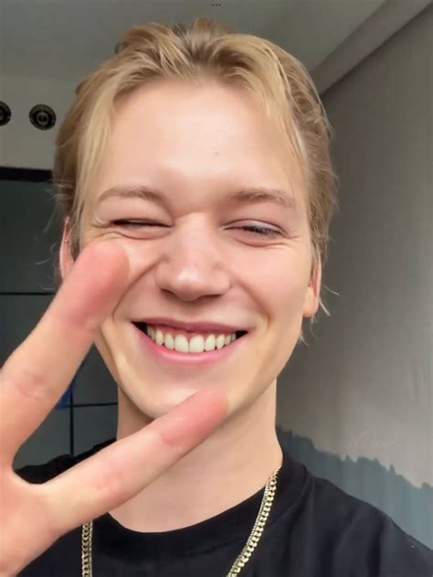 I adore his smile | Pretty boys, Adorable, People