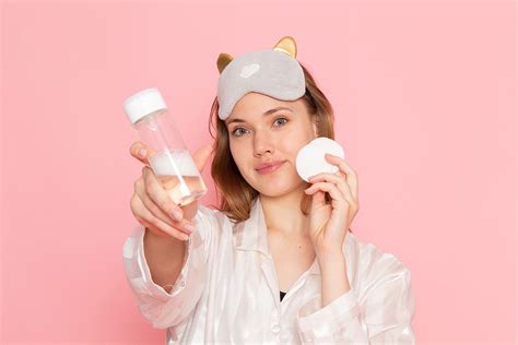 Чем смывать с лица SPF-средства – отвечает косметолог