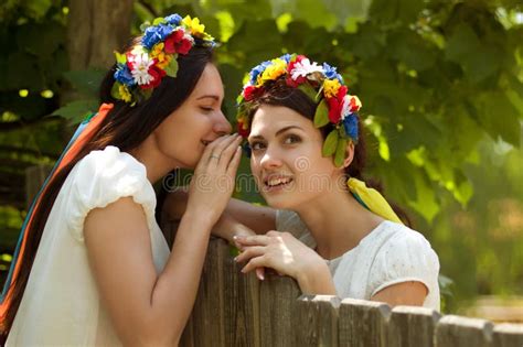 Украинские девушки в национальных одеждах Стоковое Фото - изображение ...