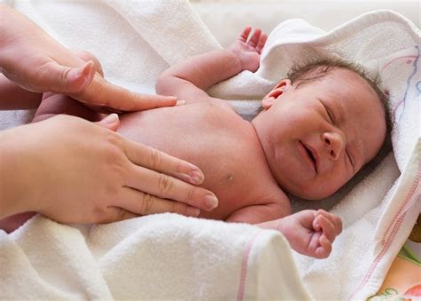 O Que Fazer Colica Bebe - O que fazer com recém-nascido com cólica?