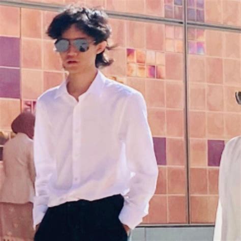 potret rizky anak rossa  bergaya bak rocker  jago main gitar